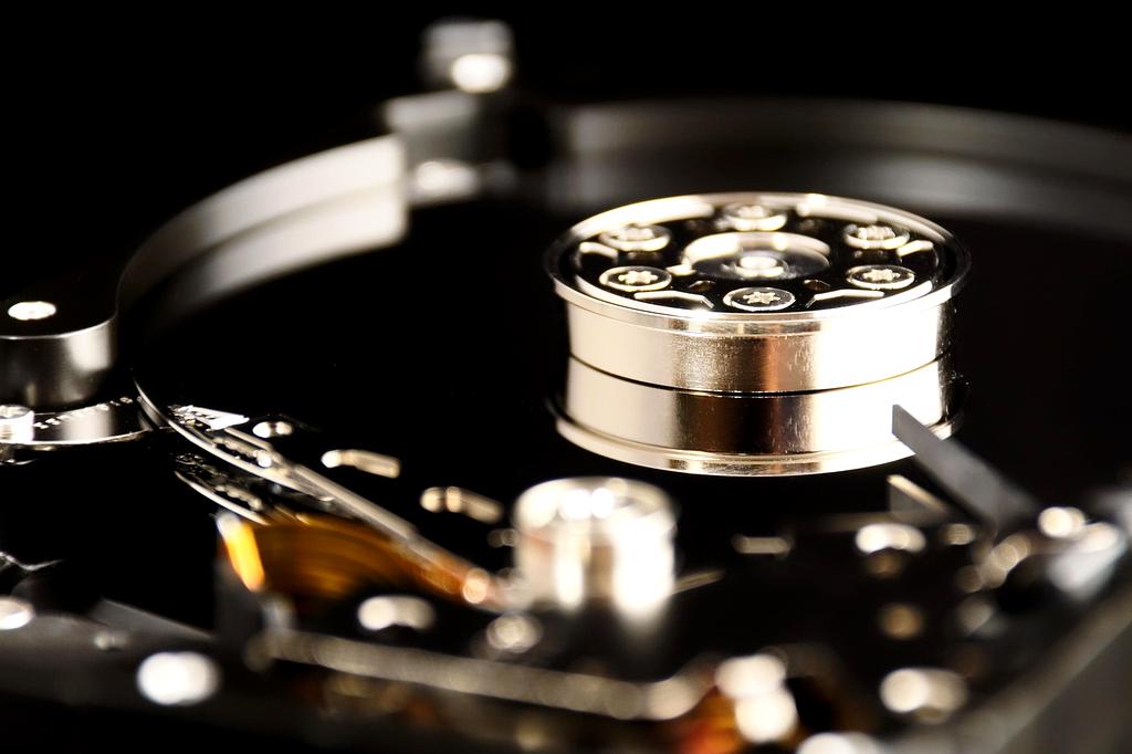 Molecular storage device with DNA-based data encoding